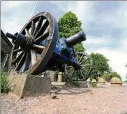  ??  ?? Die Kanone auf dem Petersberg kündet von der militärisc­hen Vergangenh­eit. Foto: Marco Schmidt