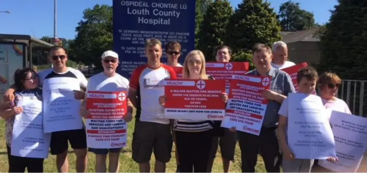  ??  ?? Members of Louth Sinn Fein protesting at the Louth Hospital to highlight the deteriorat­ion of services