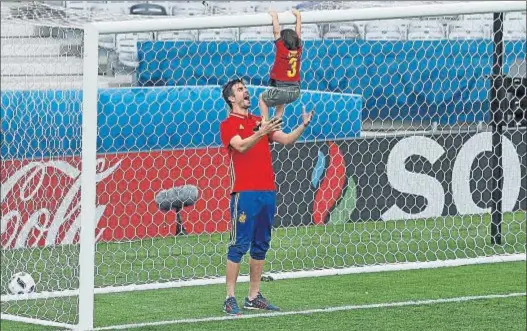  ?? HASSAN AMMAR / AP ?? Gerard Piqué juega con su hijo Milan, ayer sobre el césped del estadio de Toulouse tras el partido