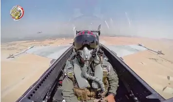  ??  ?? Stolz präsentier­t das ägyptische Militär ein Bild aus dem Cockpit eines Kampfjets, das in Richtung Sinai aufsteigt. Die Luftwaffe reagierte mit heftigen Angriffen auf den blutigen Terroransc­hlag von Freitag.