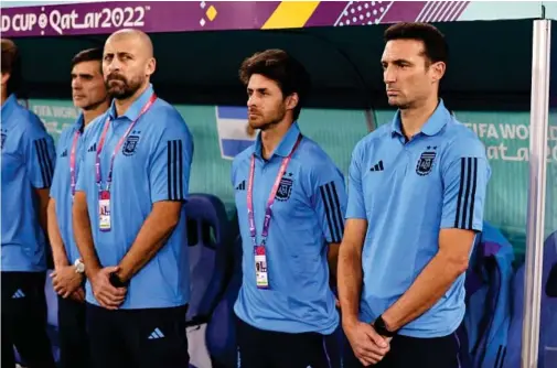  ?? GETTY IMAGES ?? SCALONI Y SU ILUSTRE COHORTE
De izquierda a derecha, Fabián Ayala, Walter Samuel, Pablo Aimar y Lionel Scaloni escuchan el himno en un partido de Argentina.