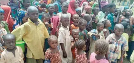  ?? ?? Displaced children in the camp