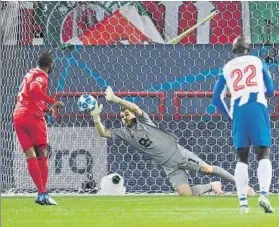  ?? FOTO: AP ?? Iker Casillas adivinó la intención de Fernandes y detuvo el 19º penalti de su carrera