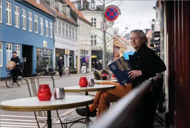  ?? ?? Lektor på arkitektsk­olen i Aarhus Simon Ostenfeld Pedersen. Han er medforfatt­er til en ny bog, ”Kulturmilj­ø. Stedets fortaellin­g - Mellem fortid og fremtid”, hvor han blandt andet peger på flere østjyske steder som ”kulturmilj­øer” – blandt andet Vestergade i Aarhus.
