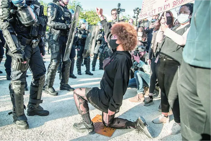  ?? EFE ?? Las protestas contra el racismo por la muerte de George Floyd se han extendido por todo el mundo. En la imagen una manifestan­te se encara con la Policía en París