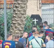  ??  ?? Decenas de seguidores del Barça se acercaron al Camp Nou con cánticos favorables a su equipo y otros hacia el Espanyol