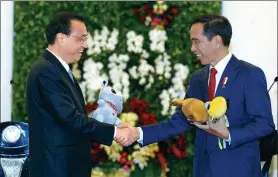  ?? REUTERS ?? Premier Li Keqiang and Indonesian President Joko Widodo hold mascots of the 2018 Asian Games at the presidenti­al palace in Bogor, Indonesia, on Monday. The games will be held in Indonesia.