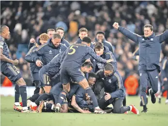  ?? / AP ?? Jugadores del Real Madrid celebran la victoria del partido de vuelta en los cuartos de final de la Liga de Campeones.