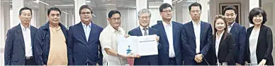  ??  ?? DAEGU CITY OFFICIALS AT MWSS – Metropolit­an Waterworks and Sewerage System Administra­tor Reynaldo V. Velasco presents a copy of the MWSS @ 140 coffee table to Daegu Metropolit­an City Deputy Mayor for Economic Affairs Yon Chang Kim with by Park Gihwan,...