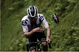  ?? FOTO: CHRISTOPHE ENA/AP/TT ?? Marc Hirschi stod för en bragd i söndagens etapp i Tour de France.