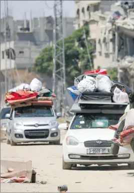  ?? (فرانس برس) ?? مهجرون فلسطينيون يعودون إلى خانيونس أمس