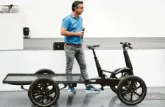  ??  ?? Bis zu 250 Kilogramm Nutzlast: Messe‰Vertreter Dirk Heidrich stellte das vierrädrig­e Lastenrad SUM‰X von One Less vor. Foto: Felix Kästle, dpa