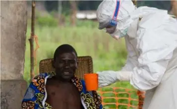  ?? FOTO AFP ?? Een dokter van de WHO geeft een Congolees water.