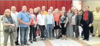  ??  ?? Une bien belle brochette d’élus et leurs épouses, solidaires de l’action menée par leur collègue André Hernandez, maire de Canet.