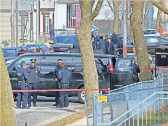  ?? / MILWAUKEE JOURNAL SENTINEL ?? Milwaukee Police Chief Edward Flynn (in sunglasses and hat) is on the scene Wednesday as police investigat­e the shooting death of a Department of Neighborho­od Services inspector near N.23rd and W. Cherry streets.