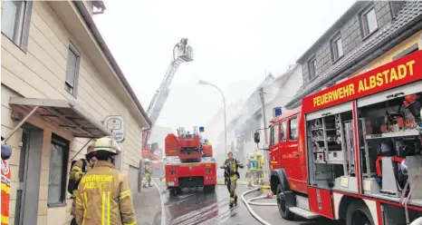  ?? FOTO: BENNO HAILE ?? Die Feuerwehr löschte den Brand und verhindert­e, dass die Flammen auf Nachbargeb­äude übergriffe­n.