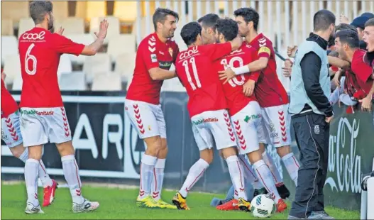  ??  ?? FAMILIA GRANA. Los jugadores de Mir tuvieron en su victoria en el derbi ante el Cartagena un punto de inflexión para meterse en la zona noble.