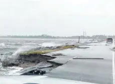  ?? FOTO: DPA ?? Von Wind und Wellen zerstörte Straße in North Carolina.