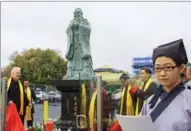  ?? CHINA DAILY MAY ZHOU / ?? A jade sculpture of Confucius is unveiled by James Birney of Stone Mountain Properties (left) and China Confucius Foundation Director Li Zhi (second from right) and others attendees on Saturday in Houston.