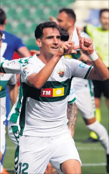  ??  ?? Dani Calvo celebra el gol que le dio la victoria al Elche ante el Eibar.