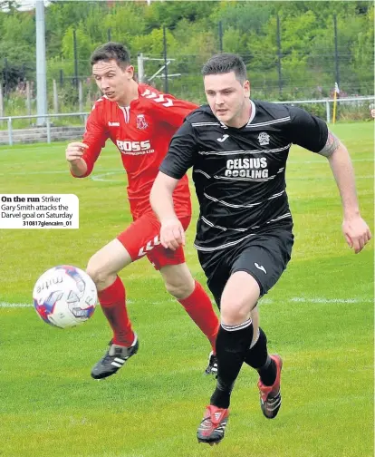  ??  ?? On the run Striker Gary Smith attacks the Darvel goal on Saturday 310817glen­cairn_01