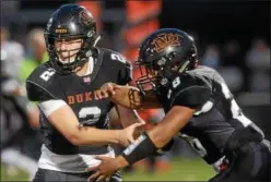  ?? TANIA BARRICKLO — DAILY FREEMAN ?? Marlboro Quarterbac­k Sam Mongelli hands off to Ameer Williams during Dukes’ seasonopen­ing 21-13 victory over New Paltz on Friday.