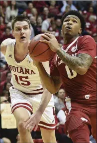  ?? (NWA Democrat-Gazette/Charlie Kaijo) ?? Arkansas sophomore guard Desi Sills (right) is dealing with a bruised left knee going into today’s game at Indiana. Sills scored 18 points last year against the Hoosiers in a second-round NIT game in Bloomingto­n, Ind.