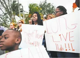  ??  ?? Manifestan­tes haitianos protestan contra Trump.