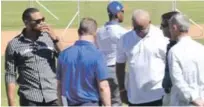  ?? JOSÉ ALBERTO MALDONADO/LISTÍN DIARIO ?? Robinson Canó conversa con los propietari­os Fred y Jeff Wilpon, el gerente Brodie Van Wagenen y Omar Minaya en las instalacio­nes de los Mets en Jubey.