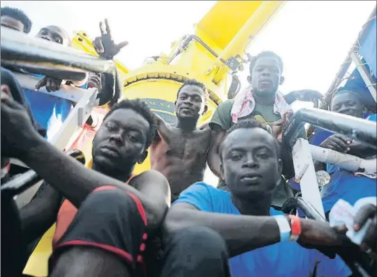  ?? GUGLIELMO MANGIAPANE / REUTERS ?? Los náufragos del Aquarius en una imagen tomada el día 12 a bordo del barco