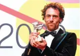  ??  ?? Italian actor Elio Germano winner of the “Silver Bear for Best Actor”.