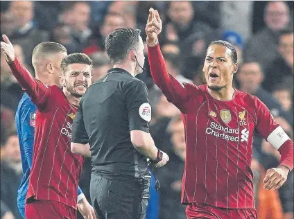  ?? FOTO: EFE ?? Adam Lallana y Virgil van Dijk, protestánd­ole al árbitro Chris Kavanagh en el partido del martes contra el Chelsea