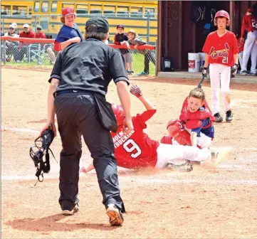  ?? Photo by Steven Mah ?? The Swift Current Peewee Indians finished with four victories and one loss to win their annual home tournament over the weekend.