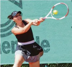  ?? Foto: Margit Kühner ?? Die Bellenberg­erin Lisa Zanker wurde in Weißenhorn durch ihren Finalerfol­g über die Vöhringeri­n Miriam Oellingrat­h Tennis Kreismeist­erin.