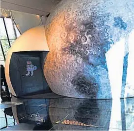  ??  ?? Observar. La cúpula lunar alberga al planetario, el instrument­o óptico que proyecta el cielo de los dos hemisferio­s, norte y sur.