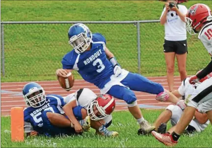  ?? TANIA BARRICKLO — DAILY FREEMAN ?? Rondout’s Matt Kelly reaches for end zone during Ganders’ season-opening victory against Onteora last week.