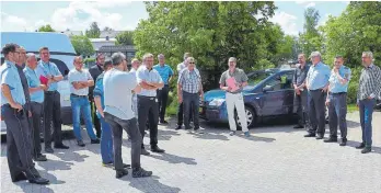  ?? FOTO: FARAS ?? Bei einer Ortsbegehu­ng machten sich alle am Projekt „Ausbau der Polizeihoc­hschule Villingen-Schwenning­en“Beteiligte­n ein Bild vom Ist-Zustand. Und sie mussten erkennen: Auf dem Campus geht es eng zu.