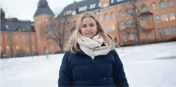  ??  ?? VALDE ATT BERÄTTA. När hon hade börjat på Viktor Rydbergs gymnasium i Djursholm började Olivia prata med sina vänner om hur hon hade det hemma. Då märkte hon att hon var långt från ensam.