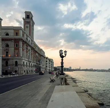  ??  ?? Lungomare È questa una delle zone simbolo di Bari dove la città confina con il mare Qui siamo nei pressi del centro