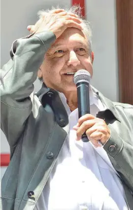  ??  ?? CONFERENCI­A. Andrés Manuel López Obrador, ayer, en su casa de transición.