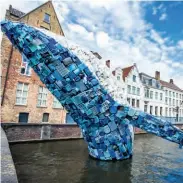  ?? ?? Triennale Brugge 2018 Ein Wal aus fünf Tonnen Müll springt aus einem Abwasserka­nal.
