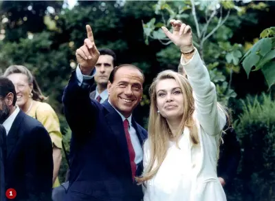  ??  ?? Insieme Silvio Berlusconi e Veronica Lario si conoscono nel 1980, vanno a convivere nell’85, dopo il divorzio di lui dalla prima moglie Carla Dall’Oglio, e si sposano il 15 dicembre 1990, dopo la nascita dei tre figli: Barbara (1984), Eleonora (1986) e Luigi (1988) 1) Napoli, 1994: il premier Berlusconi e la moglie al G7(Contrasto) 2) A Porto Cervo, in Sardegna(Fotogramma) 3) In Galleria Vittorio Emanuele a Milano con i tre figli (Olympia); 4) Il 24 maggio 2005 in piazza San Pietro per la messa di inaugurazi­one del pontificat­o di papa Benedetto XVI(Ansa)1