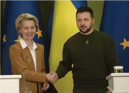  ?? BILD: EFREM LUKATSKY ?? Eu-kommission­ens ordförande Ursula von der Leyen tillsamman­s med Ukrainas president Volodymyr Zelenskyj i Kiev på torsdagen.