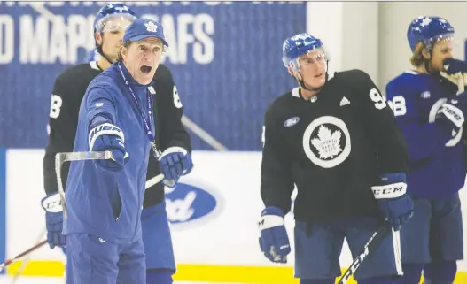  ?? ERNEST DOROSZUK ?? Maple Leafs head coach Mike Babcock is up against it, columnist Steve Simmons says, as many cof the club’s numbers are trending in the wrong direction.