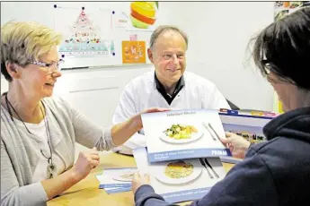  ?? KLAUS HILKMANN ?? Priv.-Doz. Dr. Thomas Schleiffer und die Diabetesbe­raterin Ingrid Behrens (links) behandeln im Klinikum Wilhelmsha­ven auch Patienten mit einem Typ-1 Diabetes.BILDER: