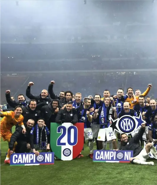 ?? ?? ► A cinco fechas del final, tras la victoria de 2-1 ante Milan, en el llamado Derby della Madonnina, Inter se coronó campeón de Serie A.