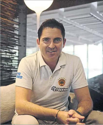  ?? FOTO: JOAN LANUZA ?? Xavi Pascual, en el hotel donde está alojado el Panathinai­kos en Barcelona. El técnico vivirá un partido especial esta noche