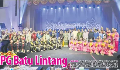  ??  ?? ALBUM: Jabu dan Empiang (tengah) merakam kenangan bersama pelatih dan pensyarah pada Malam Seni Budaya IPG Batu Lintang baru-baru ini.