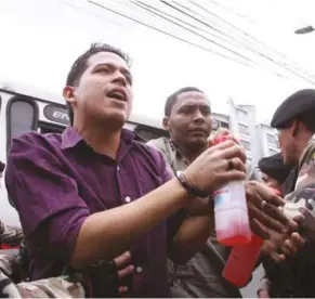  ??  ?? CASO. Los 10 de Luluncoto fueron detenidos en un departamen­to de ese barrio, a través del operativo ‘Sol rojo’, de la Policía.