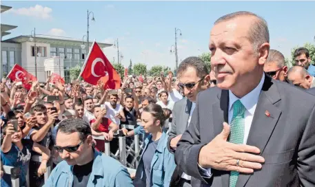 ??  ?? Ο πρόεδρος της Τουρκίας Ταγίπ Ερντογάν μιλάει στο συγκεντρωμ­ένο πλήθος αμέσως μετά την προσευχή της περασμένης Παρασκευής στην Αγκυρα. Ωρες πριν, είχε κηρύξει τη χώρα σε κατάσταση εκτάκτου ανάγκης για τους επόμενους τρεις μήνες, ενώ συνέχιζε τις...